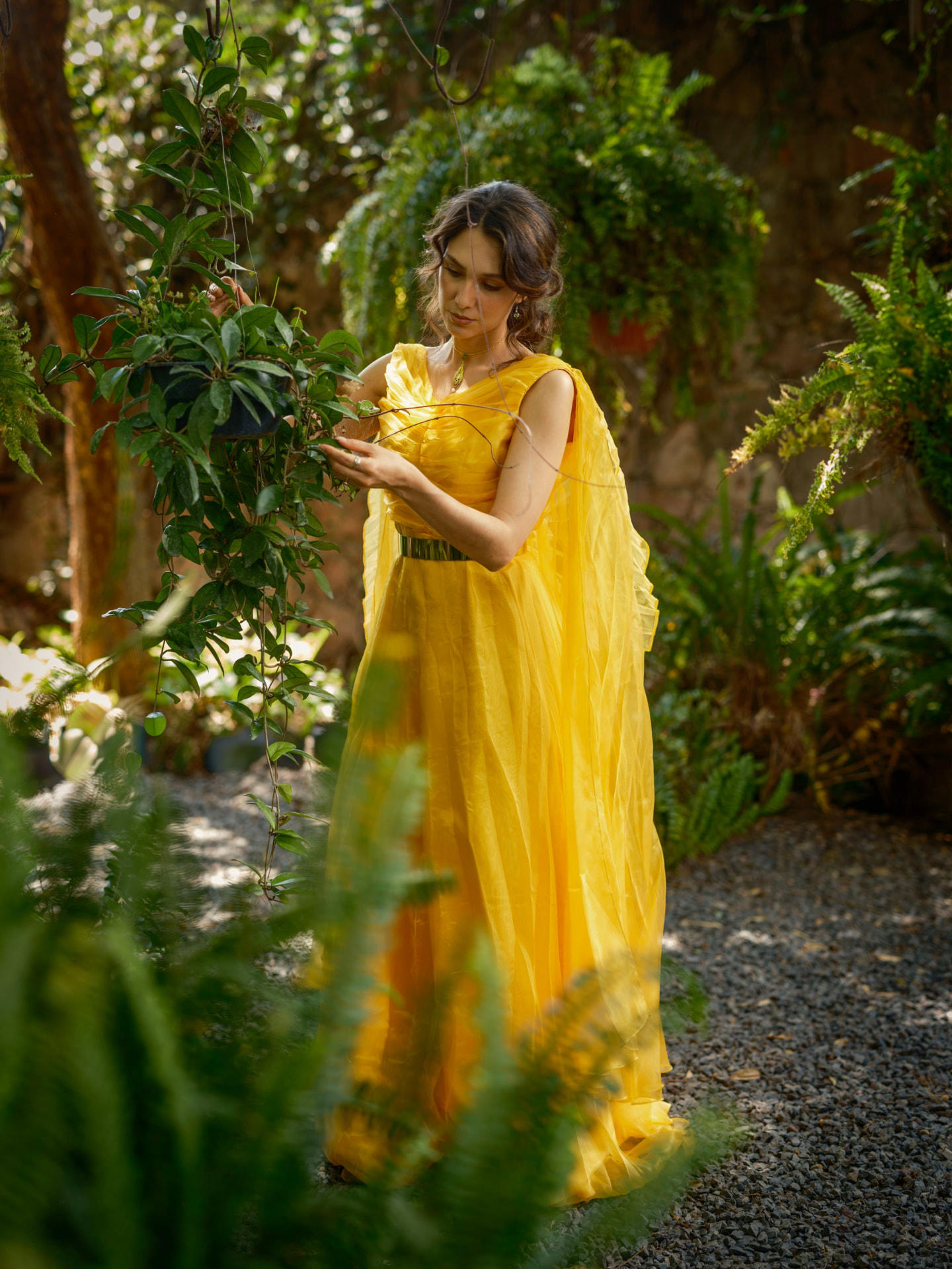 Celeste Lomelí en un jardín con vestido amarillo